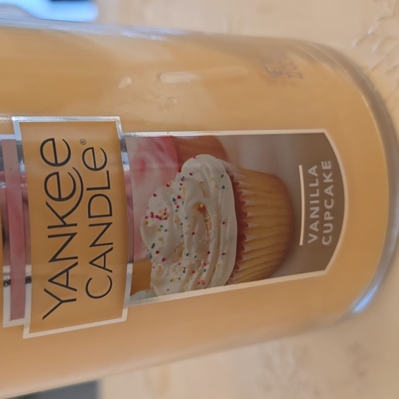 New Yankee Candle Vanilla Cupcake Dual Wick Tumbler 22 oz - Picture 3 of 10